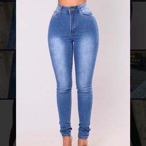 BRAND NEW - FashionNova Medium Wash Jeans (Size 5)